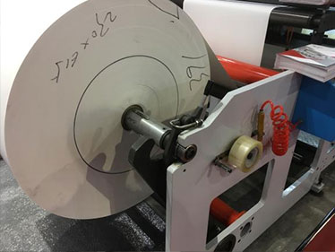 Flexo press unwinding unit with big paper roll